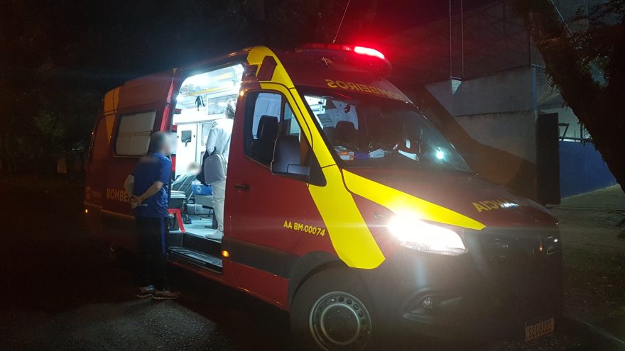 Menino de 10 anos é socorrido após se ferir durante partida de futebol