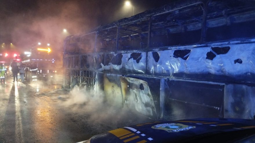 Incêndio consome ônibus e paralisa tráfego na BR-376