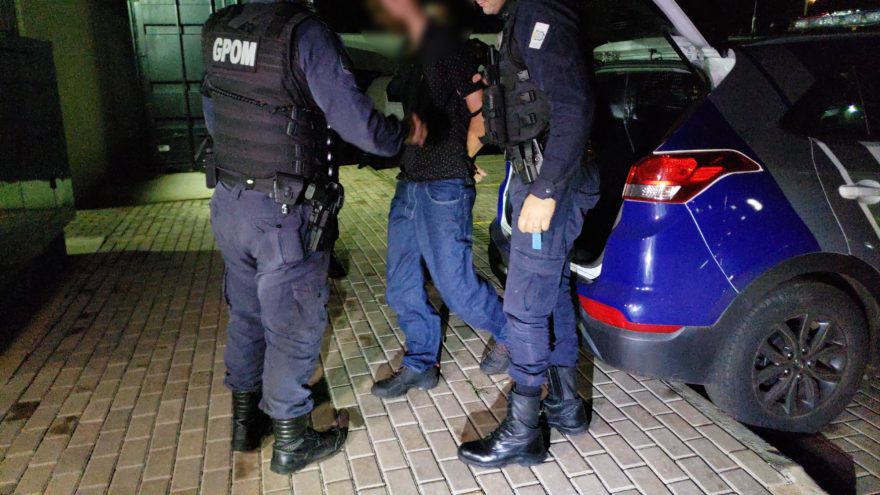 Motociclista fujão que causou acidente envolvendo viatura da GM é preso no Cascavel Velho