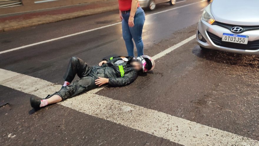 Motociclista fica ferida após se envolver em acidente na Rua Paraná