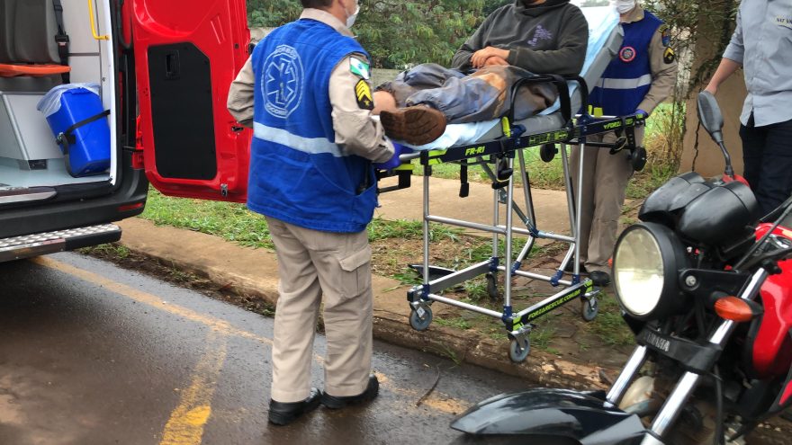 Na Região do Lago, piloto de moto fica ferido ao se envolver em colisão com carro