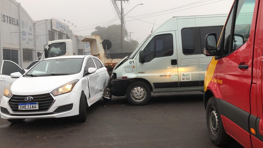 Van atinge lateram de HB20 em acidente no Bairro Maria Luiza