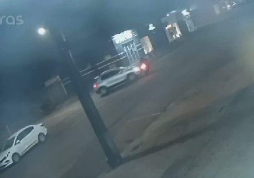 Câmera registra colisão entre moto e carro no Bairro Periolo