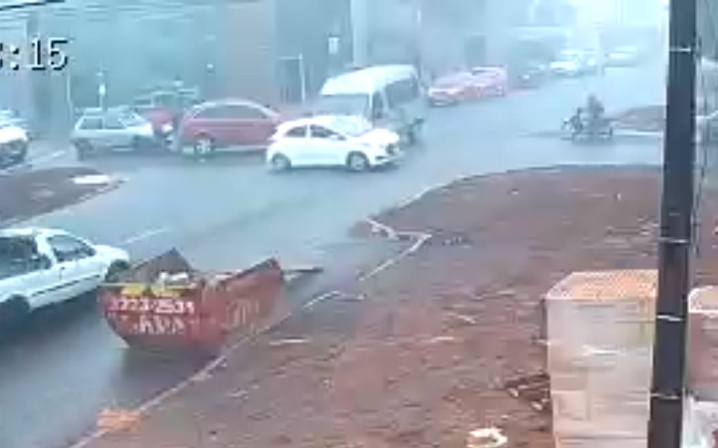Vídeo mostra HB20 avançando em preferencial e sendo atingido por Van