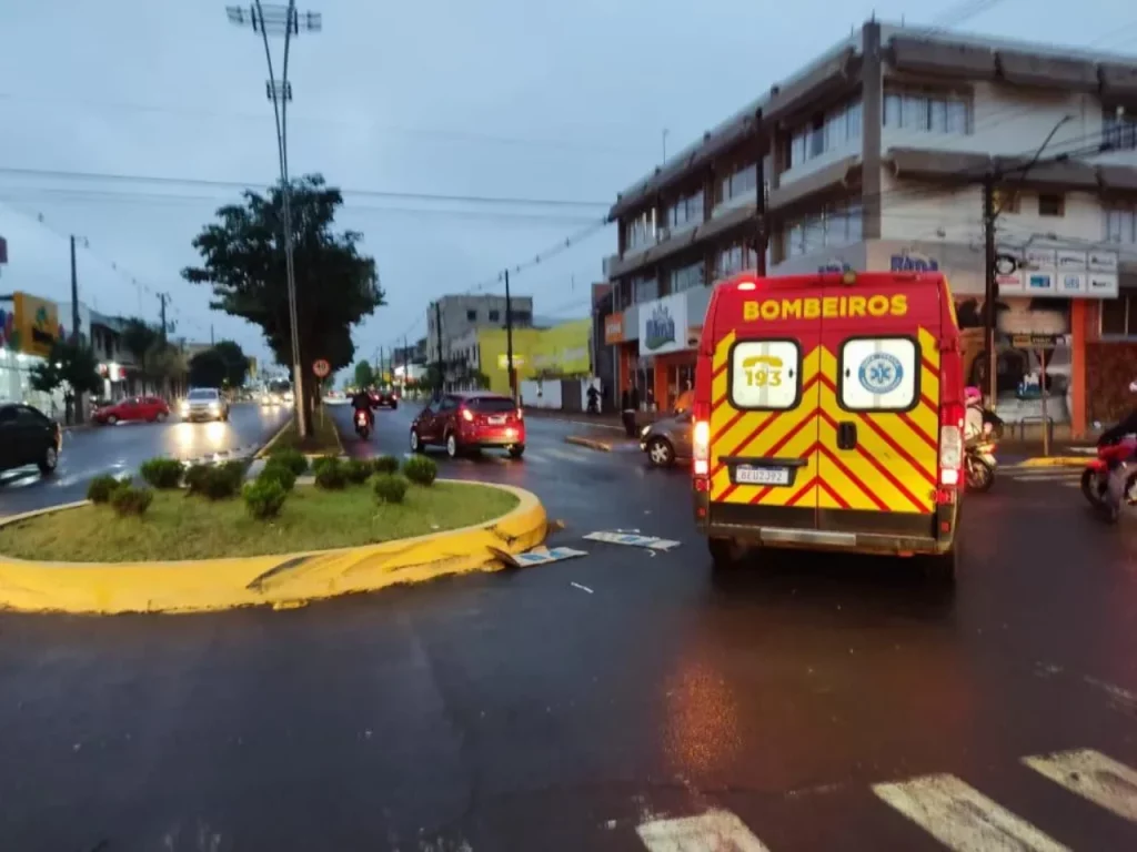 Ciclista fica ferida em acidente com carro no centro de Marechal