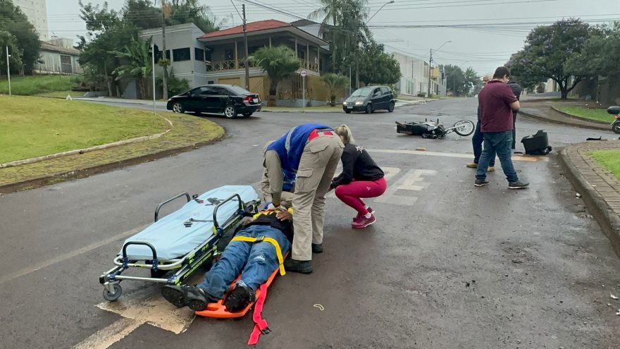 Motociclista é arremessado e fica ferido em acidente no Centro