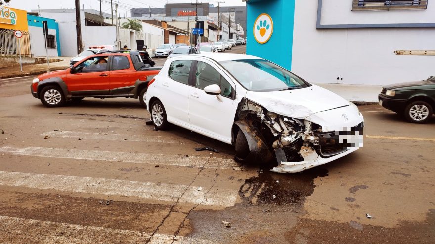 Van e Peugeot 308 se envolvem em acidente na Rua Cuiabá