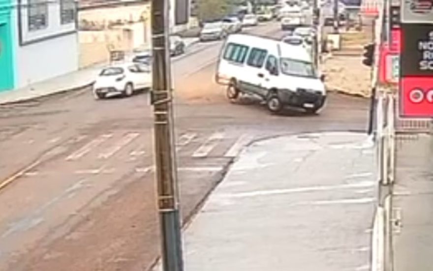 Vídeo: Van quase tomba após forte colisão com Peugeot 308 no Parque São Paulo