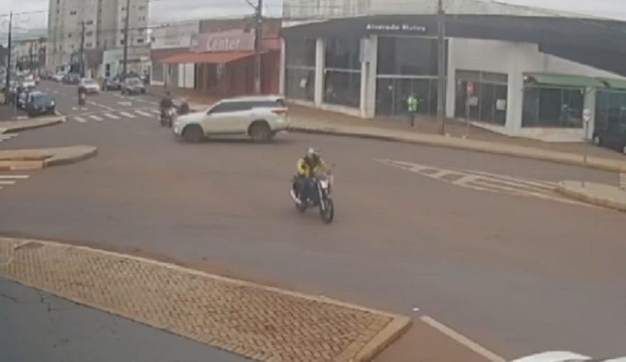 Outro acidente, mesmo erro: motorista fura a preferencial e atinge motociclista; Veja os vídeos