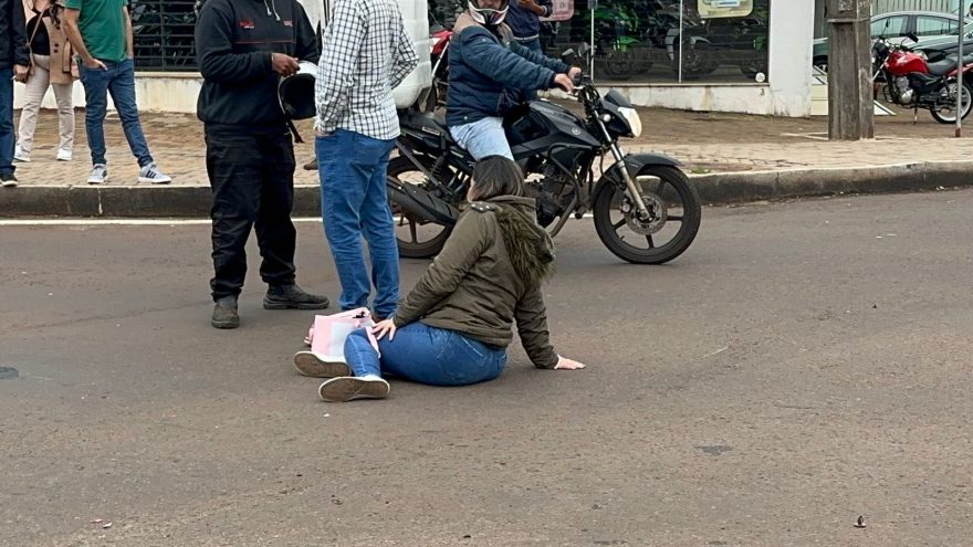 Motociclista fica ferida em mais um acidente na Av. Piquiri com Rua Paraná