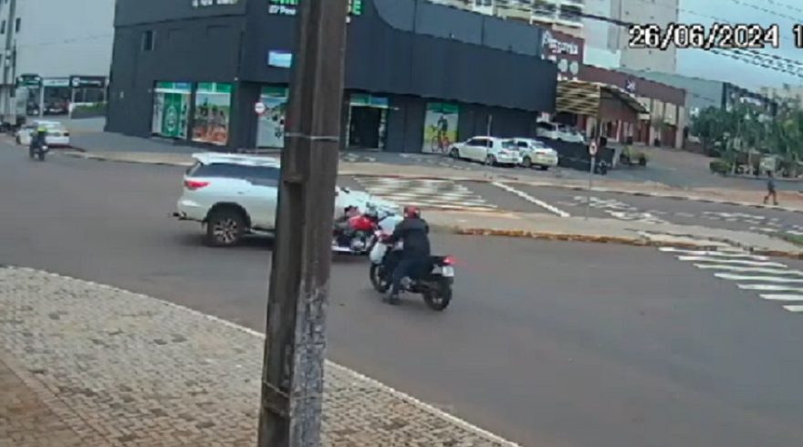Mais uma câmera registra acidente entre moto e carro na Rua Paraná com Avenida Piquiri