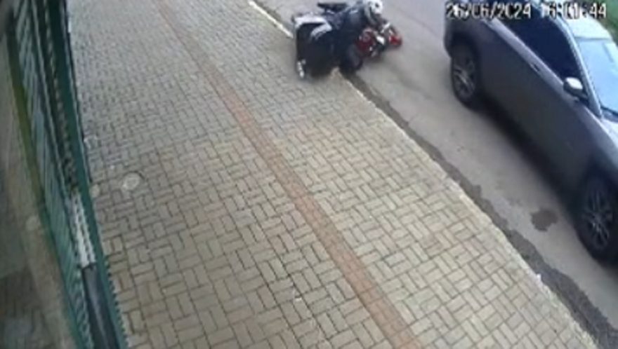 Vídeo mostra motociclista sendo derrubado por Jeep na Avenida Carlos Gomes