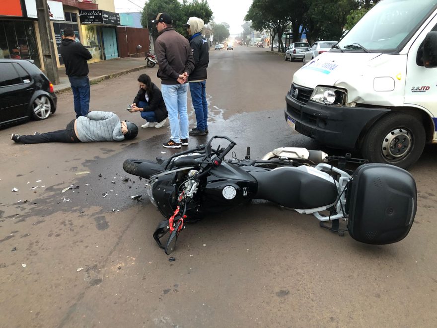 Acidente entre moto e van deixa motociclista ferido no Parque São Paulo