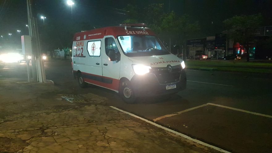 Motociclista e ciclista ficam feridos em acidente na Avenida Tancredo Neves