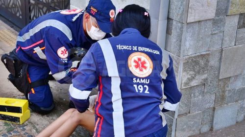 Brutalidade: menina de 5 anos agredida a pauladas pelos pais tem braço fraturado Imagem referente a Brutalidade: menina de 5 anos agredida a pauladas pelos pais tem braço fraturado