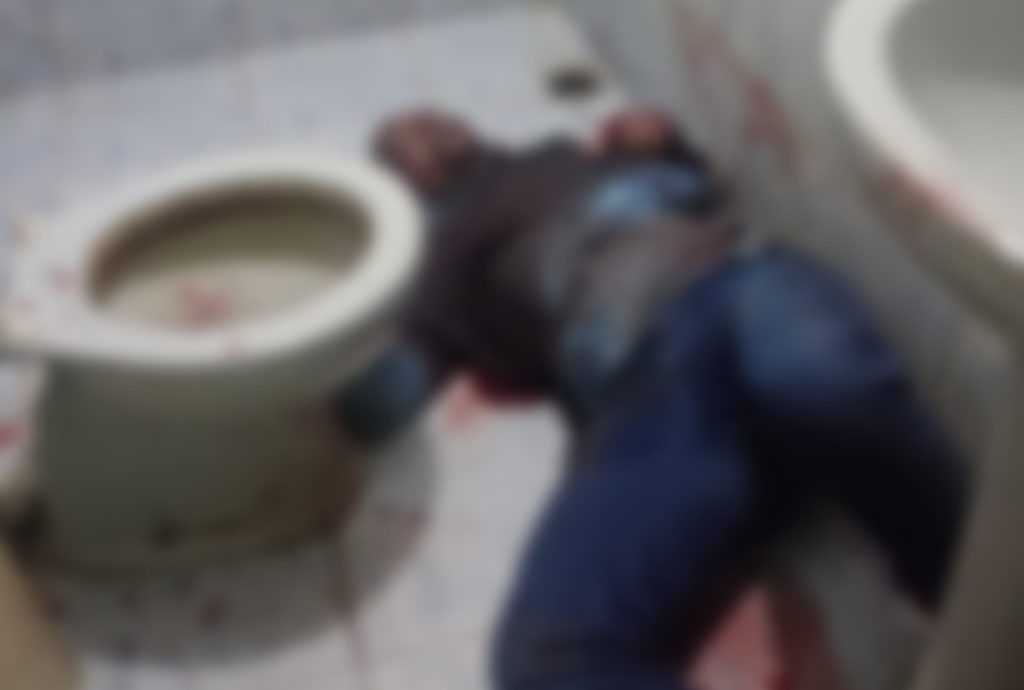 Homem é fuzilado dentro do banheiro de casa