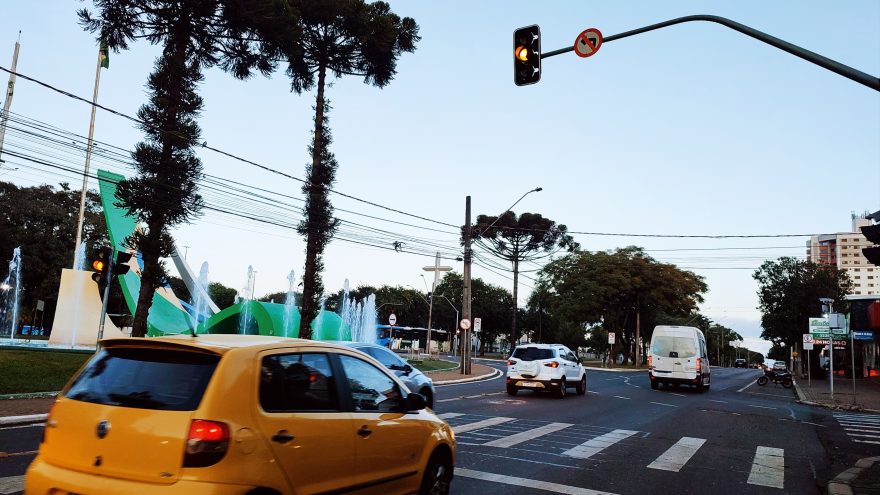 Semáforo inoperante na Avenida Brasil exige atenção redobrada dos motoristas