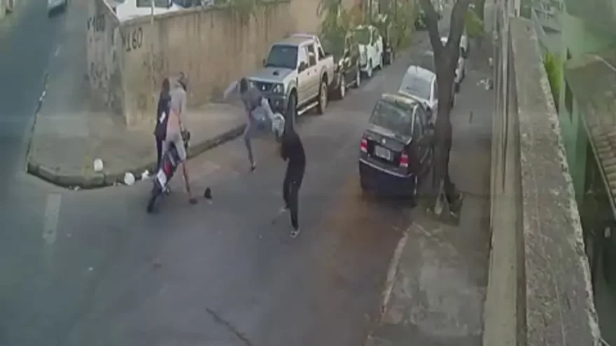 Cenas de bravura: homem enfrenta assaltantes para defender mulher que estava sendo agredida