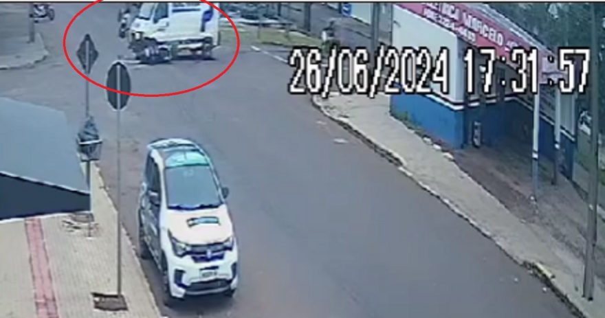 Motociclista é arremessado e cai sentado em forte colisão com van no Parque São Paulo