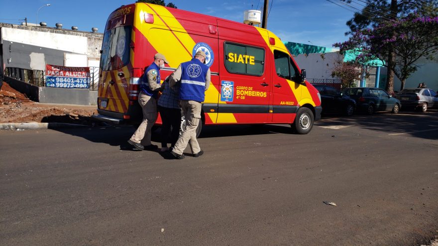 Acidente entre moto e Focus deixa mulher ferida no Centro
