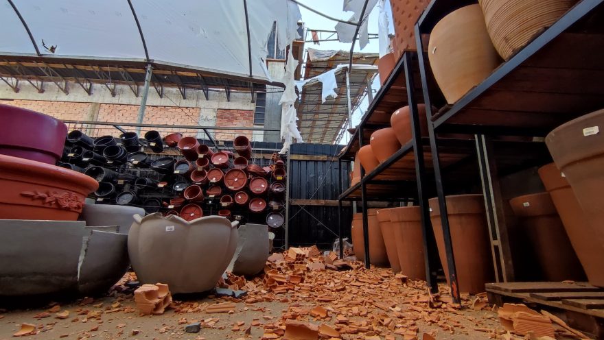Pallet com tijolos cai sobre floricultura e causa grandes estragos