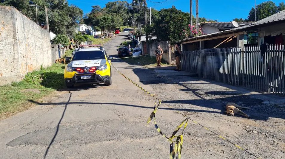 Jovem é surpreendido por atiradores, tenta se esconder, mas acaba baleado e morto