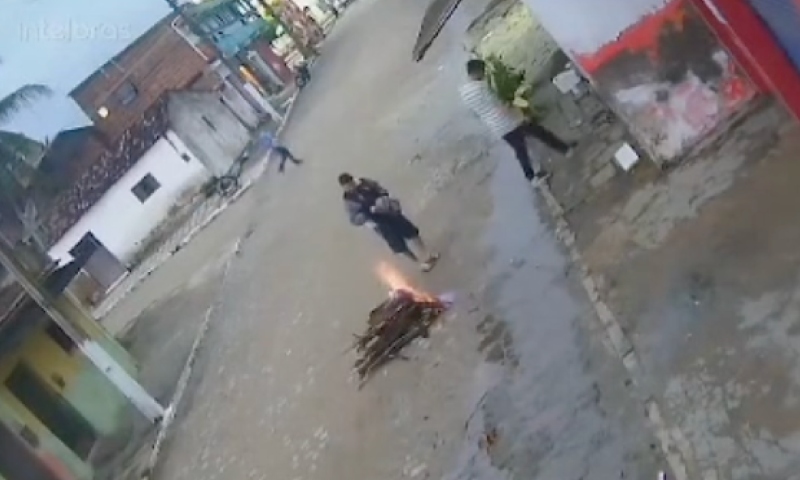 Homem tenta usar combustível para acender fogueira e vira “tocha humana”; veja vídeo!