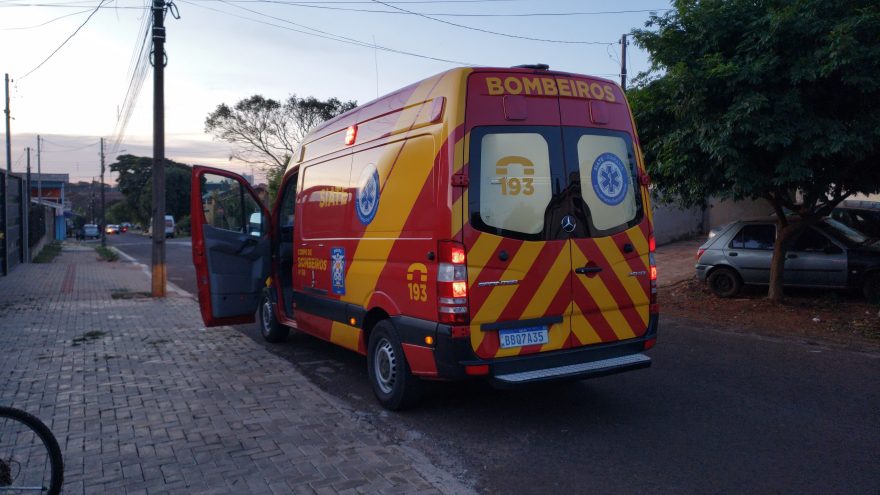 Jovens ficam feridas em acidente entre carro e moto no Jardim Presidente