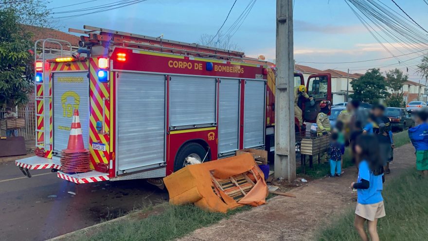 Bombeiros resgatam cachorro em apartamento no Riviera