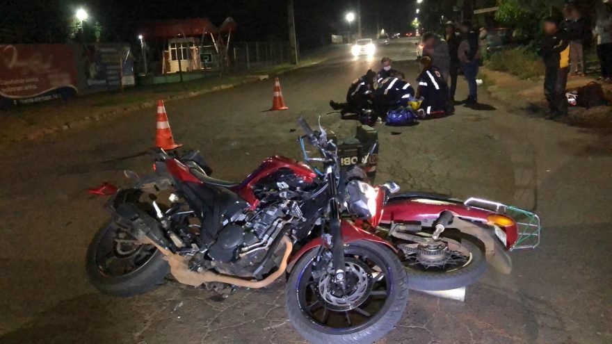 Homens ficam feridos após colisão entre motocicletas no Jardim Alvorada