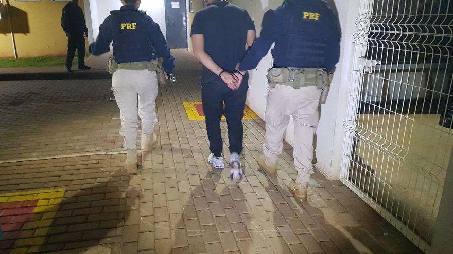 PRF prende homem que conduzia carro carregado com maconha