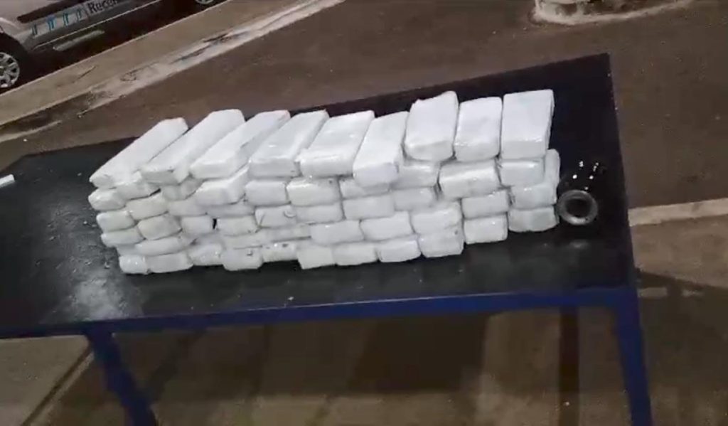 Motorista foge da fiscalização, bate em carros e espalha droga na área da Ponte da Amizade
