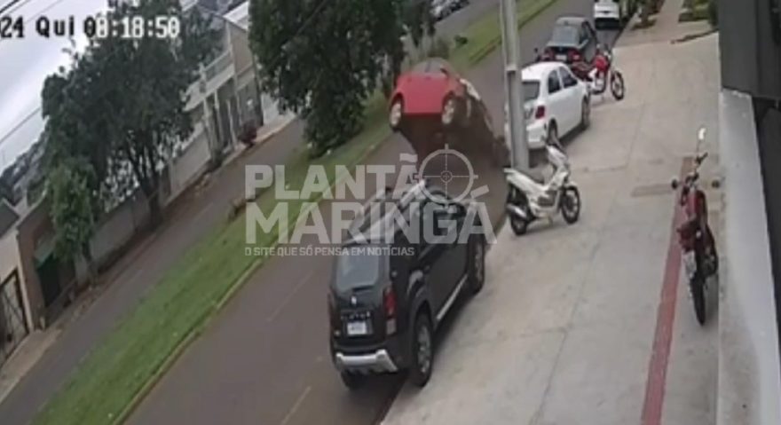 Câmera de segurança registra capotamento após colisão em Maringá