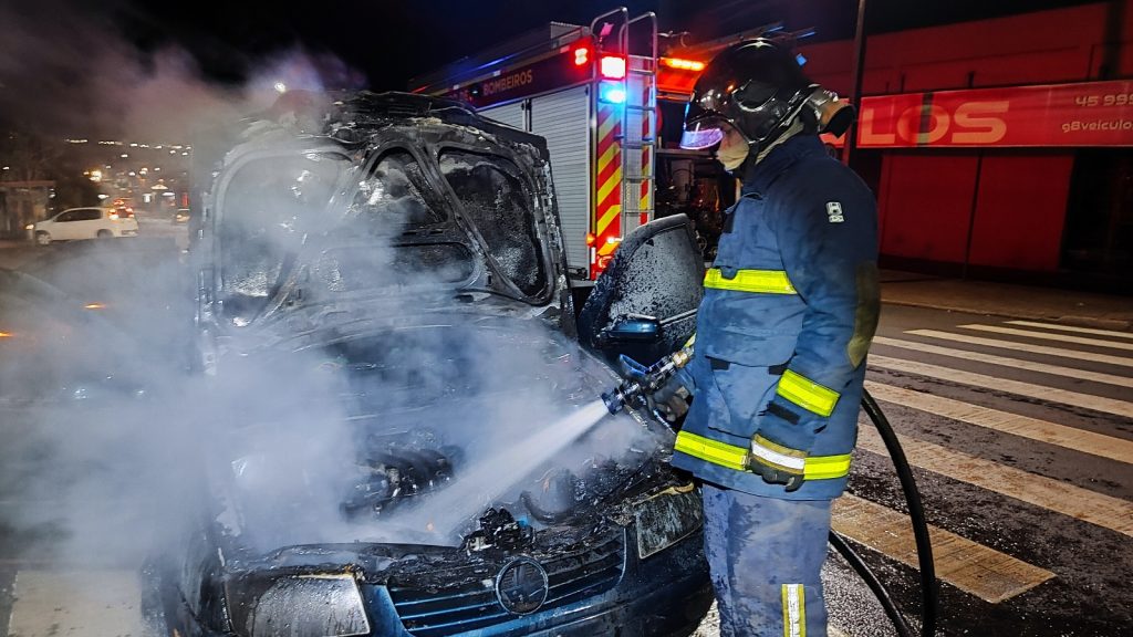 Motor de Bora é consumido pelas chamas após incêndio na Avenida Papagaios