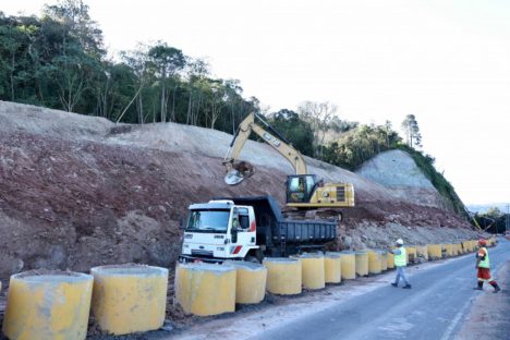 Obra de estabilização de encosta ao lado de rodovia avança em União da Vitória