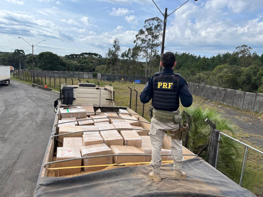 Caminhão que saiu de Cascavel carregado com 20 mil cigarros eletrônicos é apreendido na BR-277