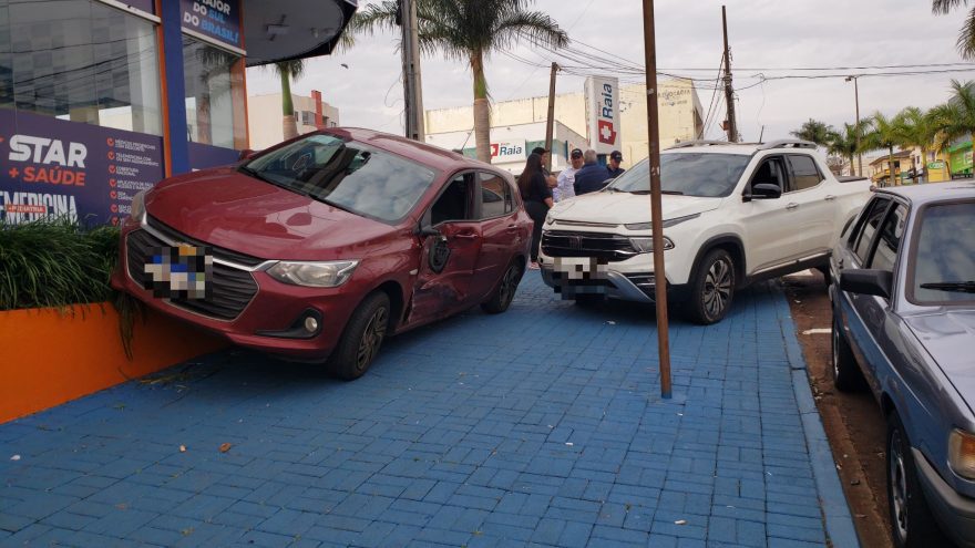 Após batida, carro quase invade loja na Avenida Brasil