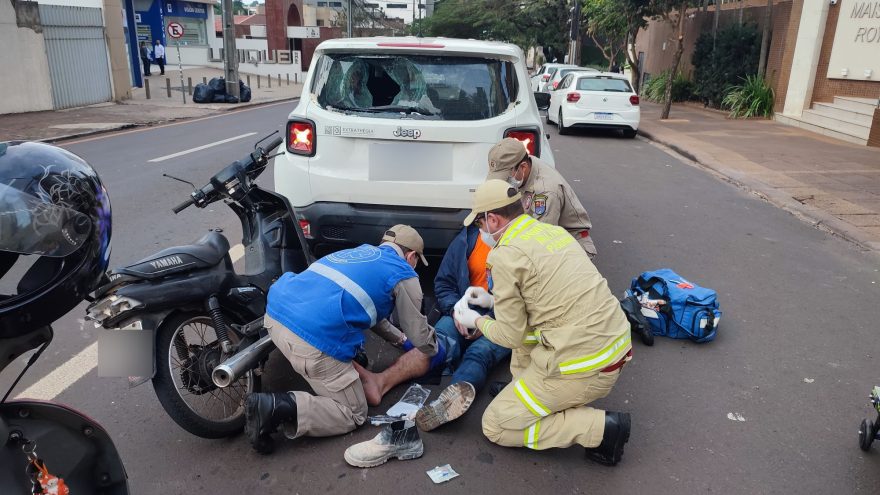 Motociclista fica ferido ao colidir na traseira de Jeep Renegade no Centro