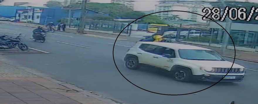 Câmera registra o momento em que motociclistas se envolvem em batida na Rua Minas Gerais