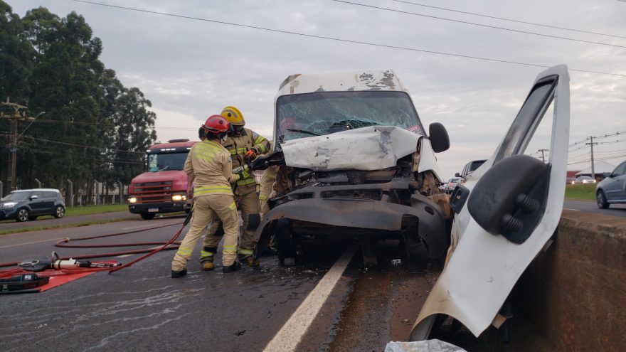 Motorista de van fica encarcerado após colisão com caminhonete na BR-277 em Cascavel