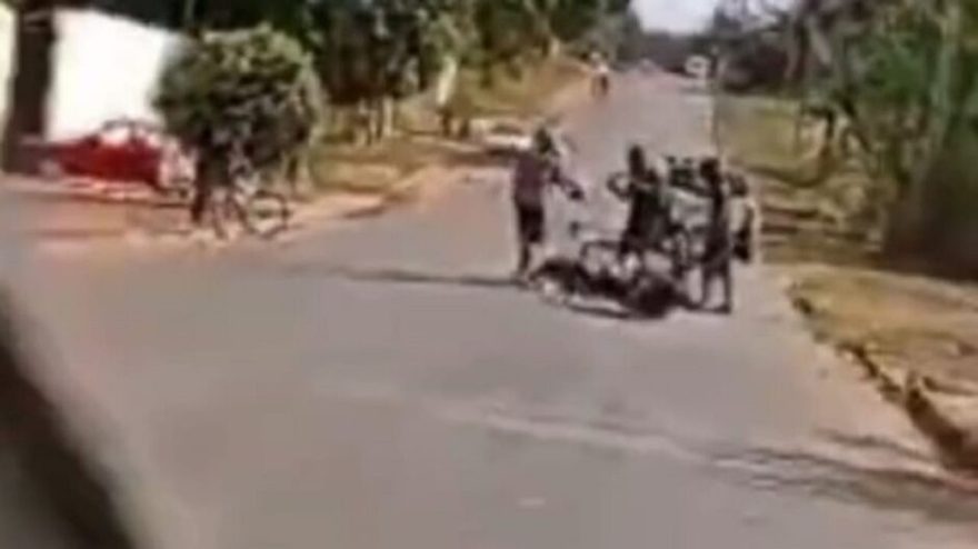 Vídeo mostra homem sendo agredido por cinco pessoas