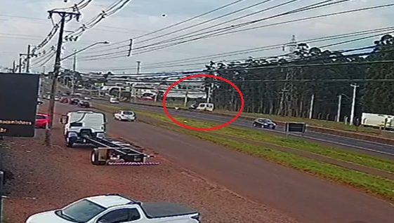 Câmera de monitoramento registra acidente entre van e caminhonete na BR-277
