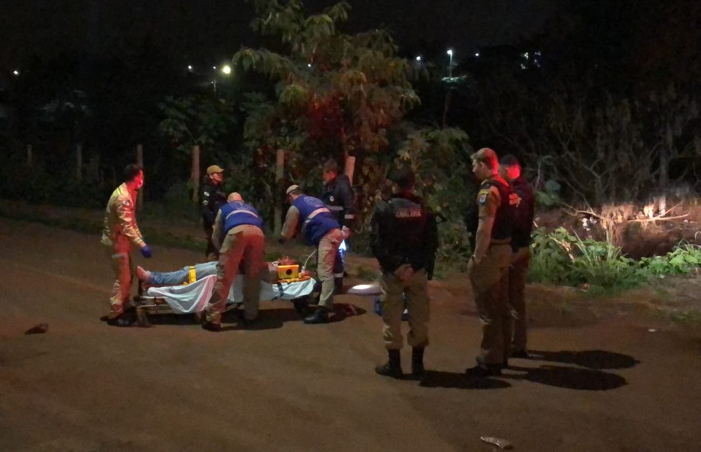 Homem sofre trauma cranioencefálico após ser brutalmente agredido a pedrada no Santa Cruz