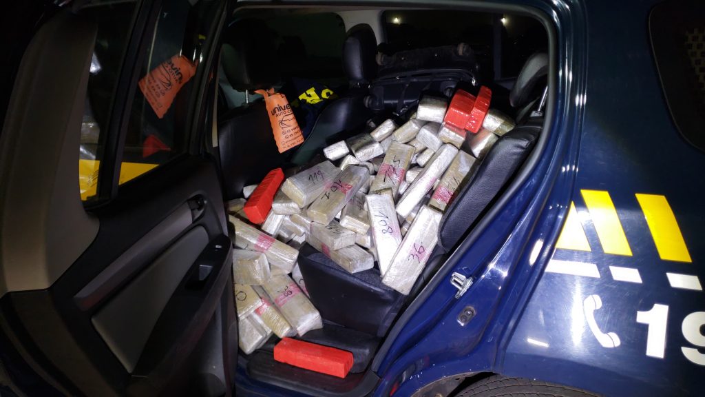 Condutor foge da PRF, sofre acidente e abandona carro com 150 kg de maconha