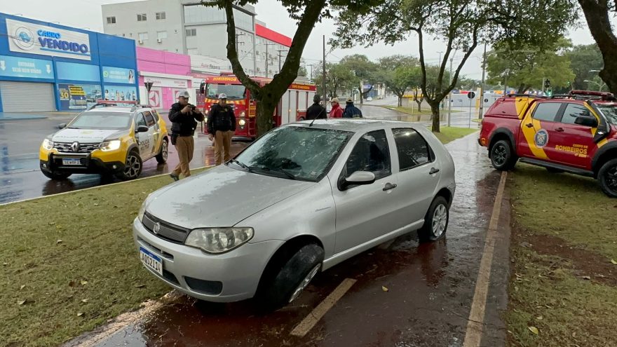 Palio e caminhão ABTR batem na Avenida Brasil