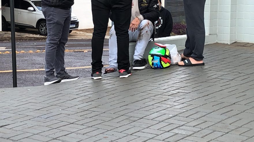 Motociclista fica ferido após bater com Prisma na Rua General Osório