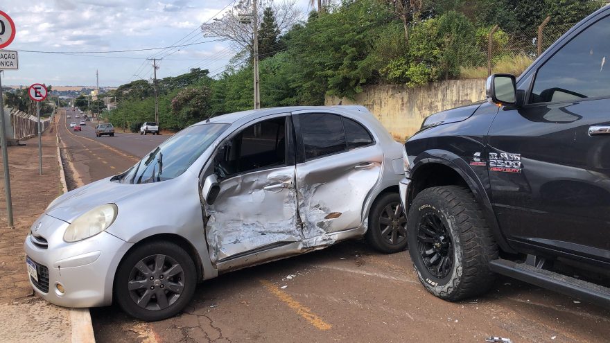 Violenta colisão entre Dodge Ram e Nissan March deixa motorista ferido na Rua da Lapa