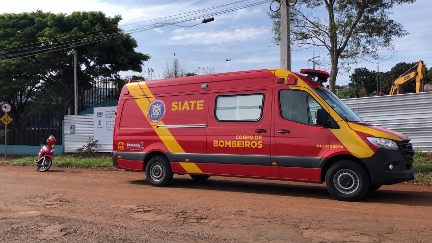 Ao desviar de carro para evitar acidente, motociclista sofre queda e fica ferida no Bairro Floresta