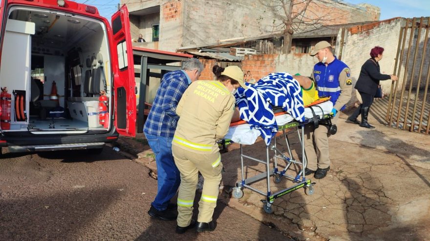 Homem sofre suspeita de fratura em arcos costais ao cair em área de residência no Brasmadeira