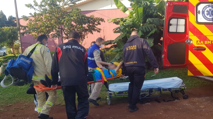Jogador desloca o joelho durante partida de futebol no XIV de Novembro